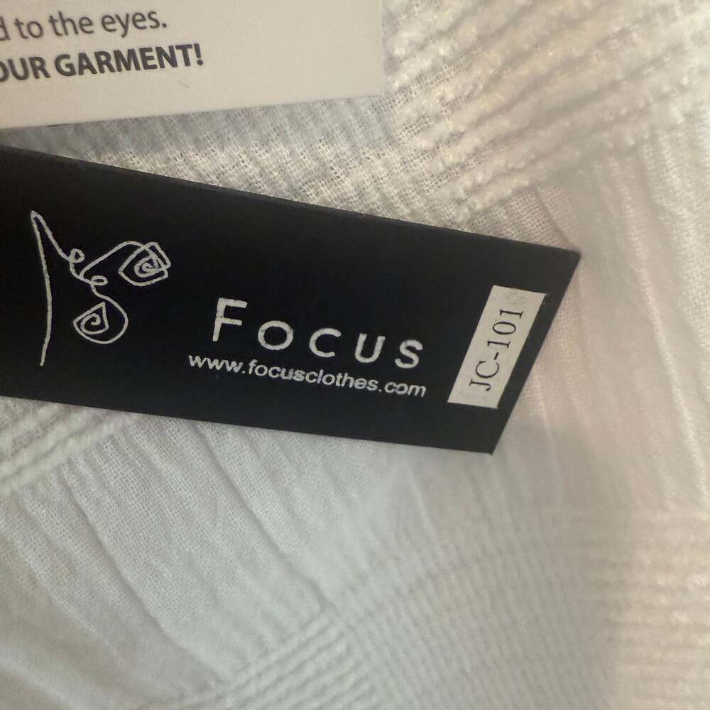 NWT Focus Sleeveless white textured shirt - Picture 5 of 6